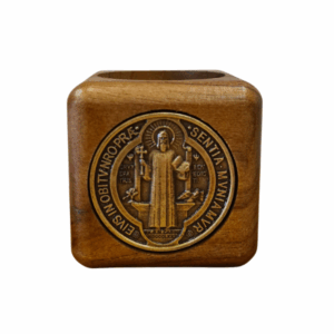 porta-canetas em madeira com medalha de São Bento